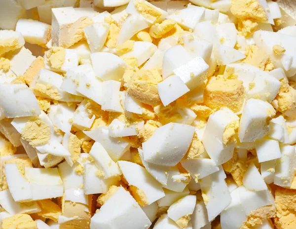 Bir yığın doğranmış yumurta. Dilimlenmiş yumurta üst görünüm