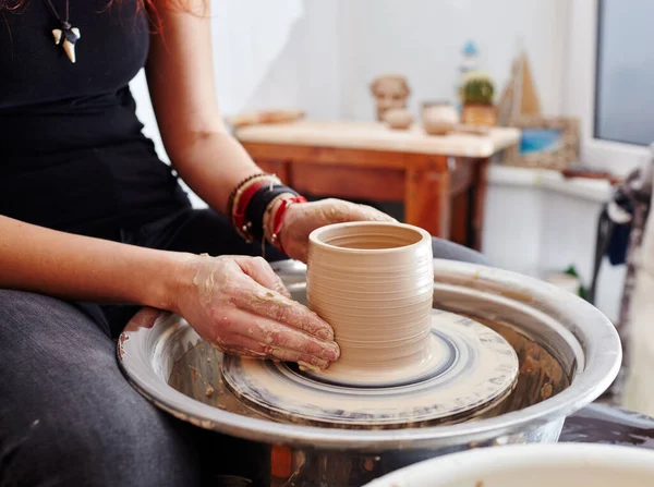 Las Manos Mujer Moldeando Arcilla Potter Haciendo Olla Cerámica Taller — Foto de Stock