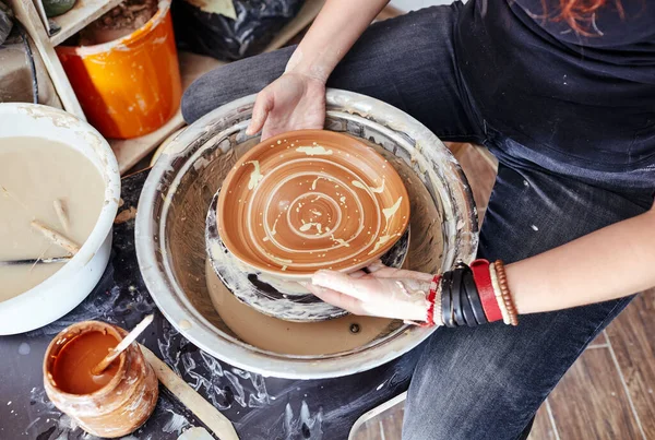 Las Manos Mujer Moldeando Arcilla Potter Haciendo Olla Cerámica Taller — Foto de Stock