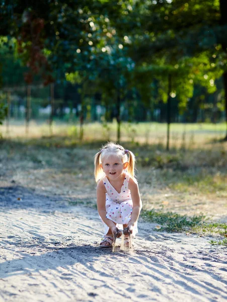 Adorable Enfant Robe Blanche Posant Extérieur Fille Amuser Petite Fille — Photo