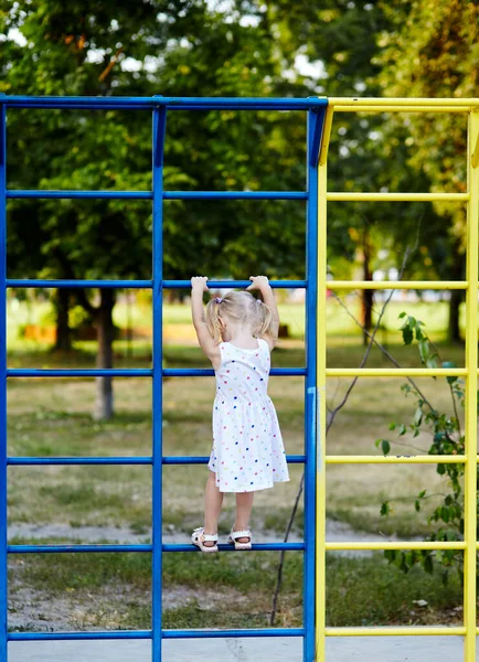 Menina Sorridente Feliz Brincando Playground Livre Parque Rapariga Divertida Férias — Fotografia de Stock