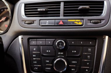 Modern araba göstergesi. Multimedya kontrol sistemi. Otomobil kliması. İç detay