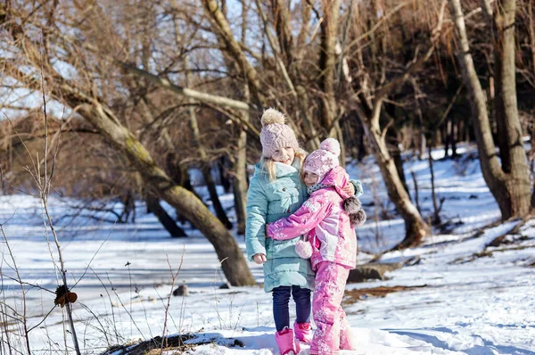 Dwie Dziewczynki Kolorowych Ciuchach Bawiące Się Dworze Aktywny Wypoczynek Dziećmi — Zdjęcie stockowe