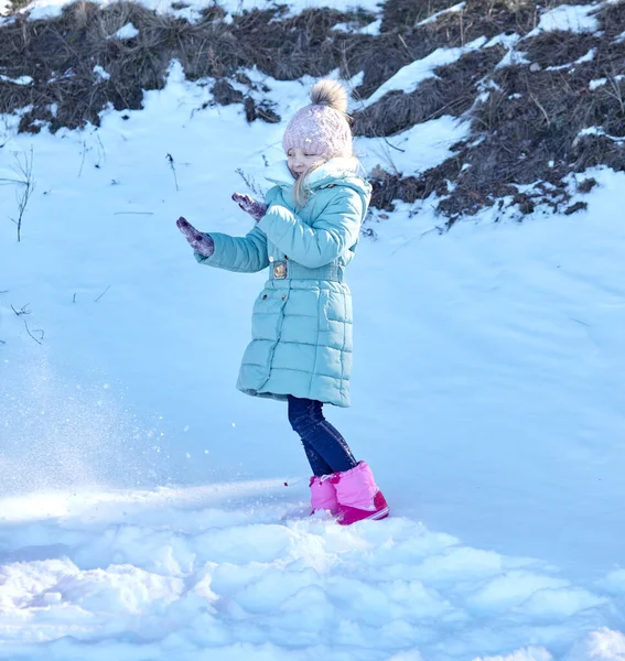屋外で遊んでカラフルな服の小さな子供の女の子 寒い日に冬の子供と積極的なレジャー 雪と遊ぶ幸せな子供 — ストック写真