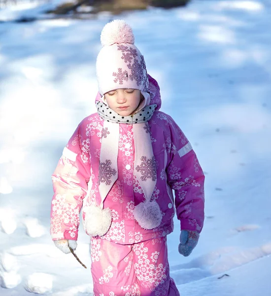 Dziewczynka Kolorowych Ubraniach Bawiąca Się Dworze Aktywny Wypoczynek Dzieckiem Zimowe — Zdjęcie stockowe