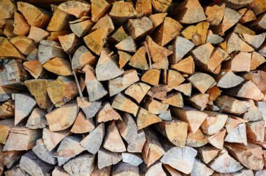 Tahta kütükler, tahtalar, yakacak odun. Kış için odun topluyorum. Mobilya yapımı için kereste. Ahşap malzemelerin dokusu