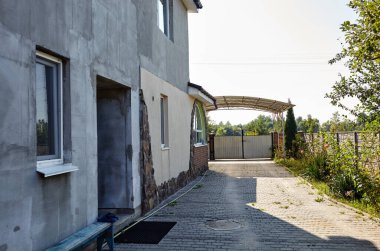 Avrupa 'da bir banliyö binasının ön cephesi. Evin yakınındaki bahçede.