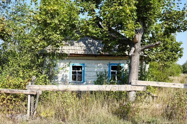 Verlaten Huis Het Platteland Oud Houten Gebouw Met Hek Herfst — Stockfoto