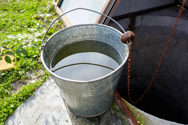 Metallskopa Vid Dragbrunnen Den Europeiska Byn Retrostenbrunn Landsbygden — Stockfoto