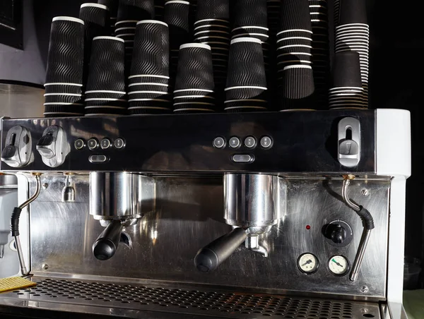 コーヒーマシンのクローズアップ画像 プロのコーヒー醸造 — ストック写真