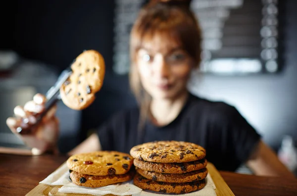 Barista Holds Tasty Cookie Bar Counter Coffee Shop Blurred Image — Stock Photo, Image