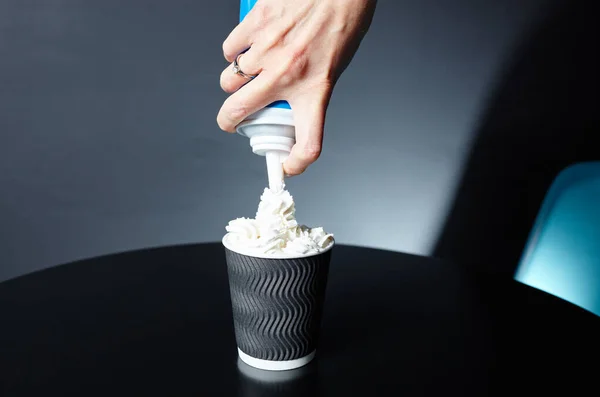 Barista Setzt Schlagsahne Auf Kaffee Mit Milch Prozess Der Herstellung — Stockfoto