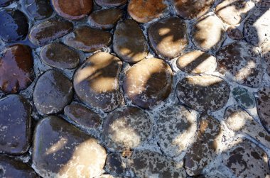 Taş yol dokusu. Çakıl taşı. Eski taş zemin yapısı, oval şekli, üst görünümü.