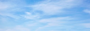 Bulanık gökyüzünün soyut görüntüsü. Kümülüs bulutlu mavi gökyüzü arkaplanı