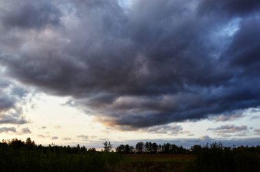 Yağmurdan önce dramatik kara bulut. Ufukta güzel bulutlar, gökyüzü