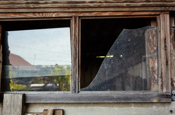 Gebroken Raam Een Verlaten Huis Beschadigd Ruiten Glas — Stockfoto