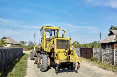 Yol ayrımcısı, ağır toprak yol yapım ekipmanları taşıyor. Endüstriyel motorcu yerde.