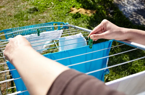 Hängt Wäsche Auf Eine Frau Hängt Vor Dem Hintergrund Von — Stockfoto