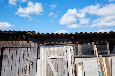 Bulanık gökyüzünün soyut görüntüsü. Mavi gökyüzü arkaplanına karşı eski çatı