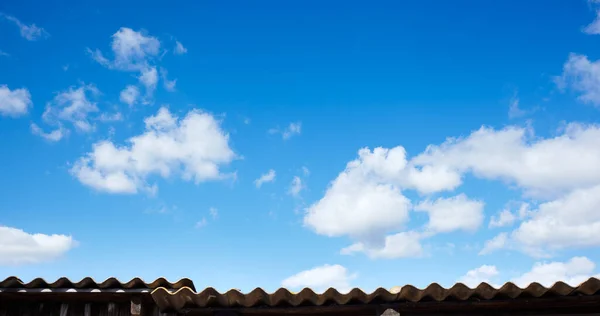 Абстрактное Изображение Размытого Неба Старая Крыша Фоне Голубого Неба — стоковое фото