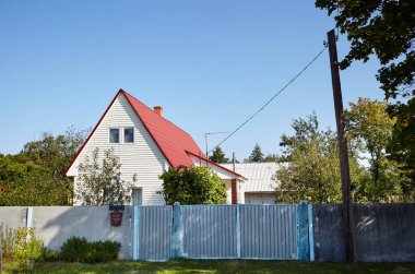 Avrupa 'da bir banliyö binasının ön cephesi. Mavi gökyüzüne karşı küçük bir ev duvarı