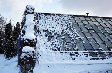 Beyaz kar, cam çatıyı kaplıyor. Yüzeyde kar deseni