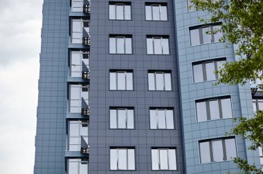 Mavi gökyüzü olan güneşli bir günde modern apartman binaları. Modern Avrupa apartmanının ön cephesi