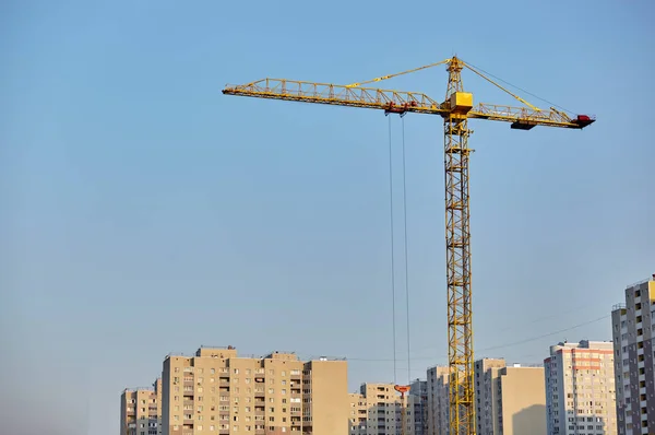 Kule vinci bir ev inşa ediyor. Beton bina yapım aşamasında. İnşaat alanı.