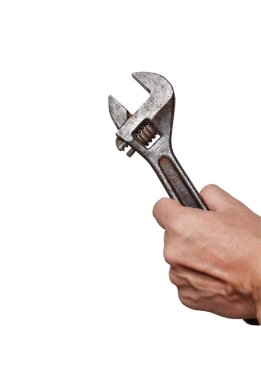 Beyaz arka planda kırpma yolu ile izole edilmiş ayarlanabilir anahtarı olan insan eli. Uzayı kopyala, gölge yok