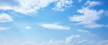 Bulanık gökyüzünün soyut görüntüsü. Kümülüs bulutlu mavi gökyüzü arkaplanı