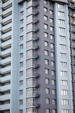 Mavi gökyüzü olan güneşli bir günde modern apartman binaları. Modern Avrupa apartmanının ön cephesi