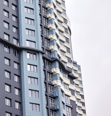 Mavi gökyüzü olan güneşli bir günde modern apartman binaları. Modern Avrupa apartmanının ön cephesi