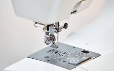 Dikiş makinesi çalışıyor, yeni ayak. İplikli dikiş makinesi, yakın plan.