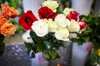 Çiçekçi dükkanındaki taze gül buketinin bulanık görüntüsü. Bahar çiçeği demeti. Romantik randevu için bir hediye. Yumuşak bahar çiçekleri.