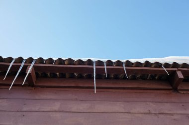 Kışın buz saçakları. Buzun tepesinden sarkan buz sarkıtı