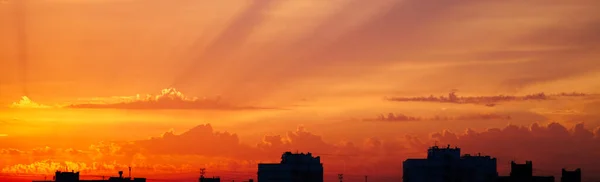 Красочное Драматическое Небо Облаками Закате Город Время Теплого Заката — стоковое фото