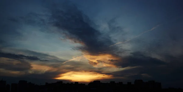 Färgglad Dramatisk Himmel Med Moln Vid Solnedgången Stad Vid Varm — Stockfoto