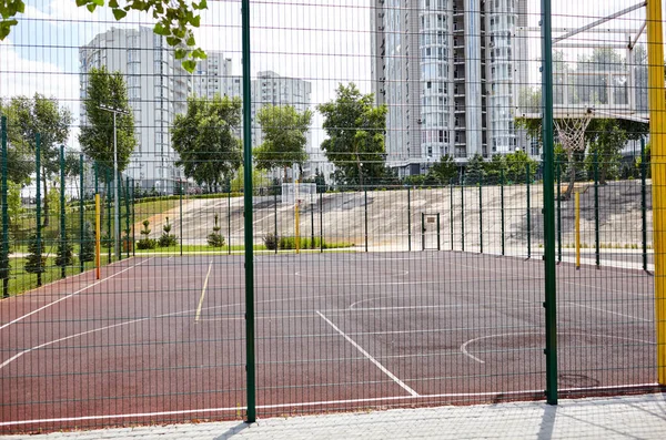フェンスの後ろからバスケットボールコート 市内の公園でバスケットボールのフープ 選択的焦点 ぼやけた背景 — ストック写真