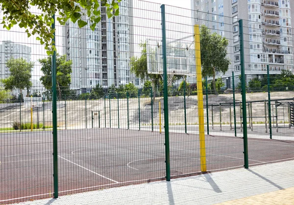 フェンスの後ろからバスケットボールコート 市内の公園でバスケットボールのフープ 選択的焦点 ぼやけた背景 — ストック写真