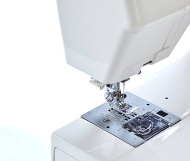 Dikiş makinesi kısmı çalışıyor. Yedek ayaklı dikiş makinesi, yakın plan.