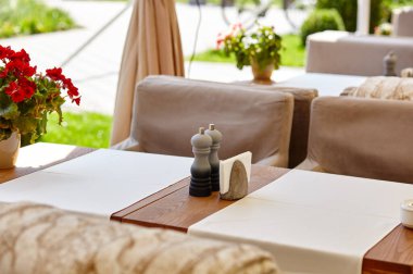 Lokanta ya da kafenin içi rahattır. Modern yemek odası manzarası.