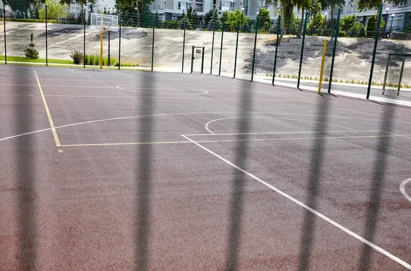 Basketbalové Hřiště Zpoza Plotu Basketbalový Koš Městském Parku Selektivní Zaměření — Stock fotografie