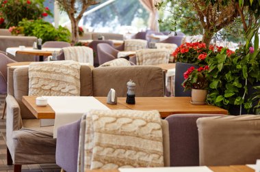 Lokanta ya da kafenin içi rahattır. Modern yemek odası manzarası.