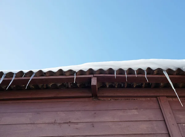 Des Glaçons Hiver Stalactite Glace Suspendue Toit Bâtiment — Photo