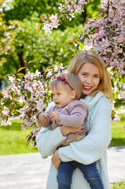 Anne ve kızı bahar parkında doğa yürüyüşünde. Küçük kız ve anne hafta sonu aktivitelerinde iyi vakit geçiriyorlar.