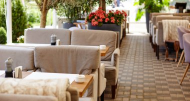 Lokanta ya da kafenin içi rahattır. Modern yemek odası manzarası.