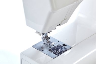 Dikiş makinesi kısmı çalışıyor. Yedek ayaklı dikiş makinesi, yakın plan.