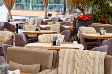 Lokanta ya da kafenin içi rahattır. Modern yemek odası manzarası.