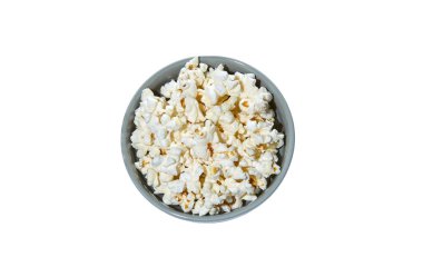 Patlamış mısır, kırpma yolu olan beyaz arka planda izole edilmiş. Seramik kasede patlamış mısır, üst manzara. Uzayı kopyala, gölge yok