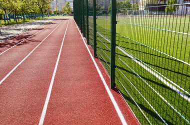 Spor sahasında kırmızı koşu bandı. Stadyumda koşu pisti